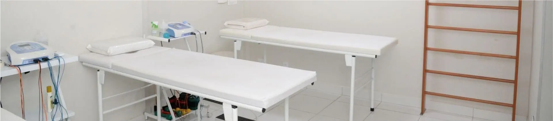 Sala de fisioterapia com macas e aparelhos de eletroterapia